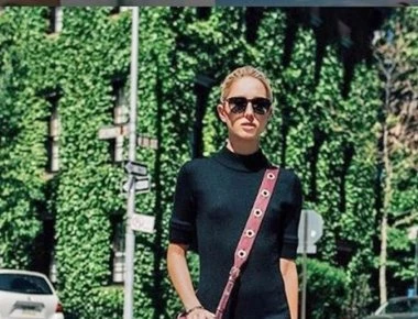 Σάλος με την άσεμνη χειρονομία της εγγονής του τέως βασιλιά Κωνσταντίνου στο Instagram